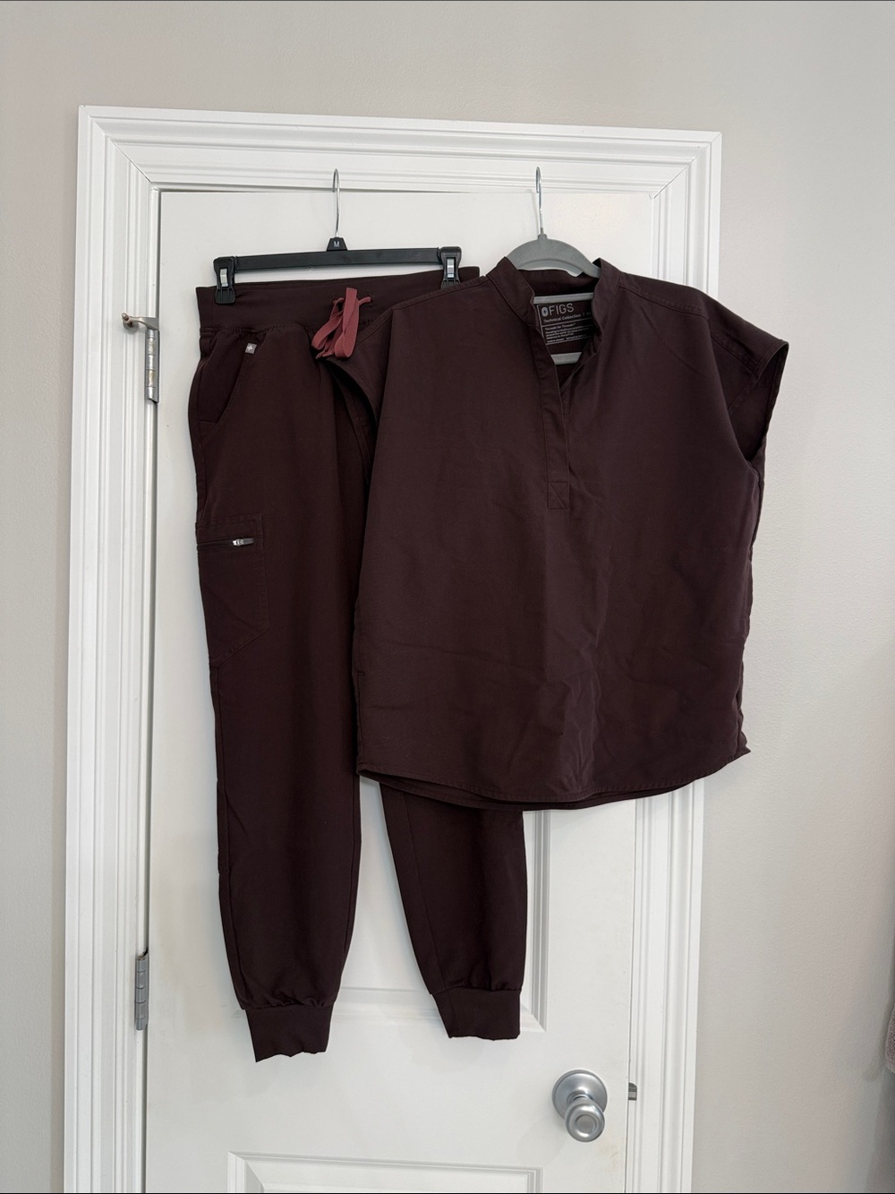 Figs Women's Two-Piece Scrub Set - Espresso